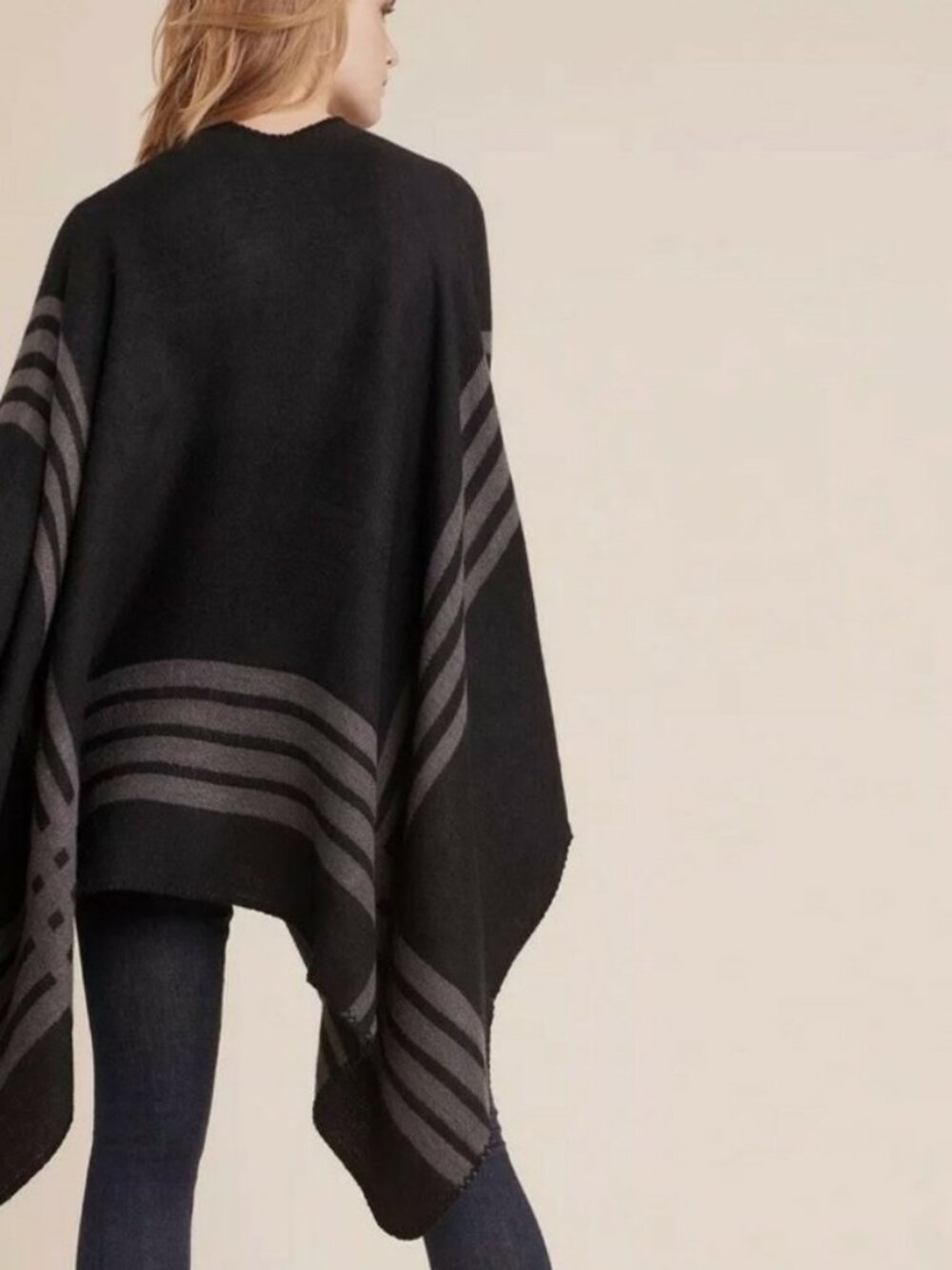 BB Dakota black and grey Roll With It reversible blanket scarf